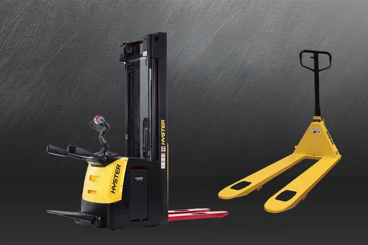 Liză electrică Hyster S1.0-2.0 și transpalet simplu Hyster RP2.0 — stivuire rafturi vs. transport la sol, CEMPS SA