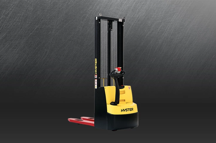 Transpaleți cu catarg Hyster electrici, capacități 1.000–2.400 kg – pedestri, cu platformă, cu operator și compacți, pentru depozite și operațiuni de stivuire. Disponibili prin CEMPS România.