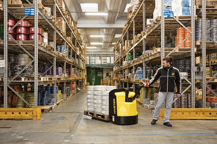 Transpalet electric Hyster P1.6-2.2 liza electrica in operare depozit logistica